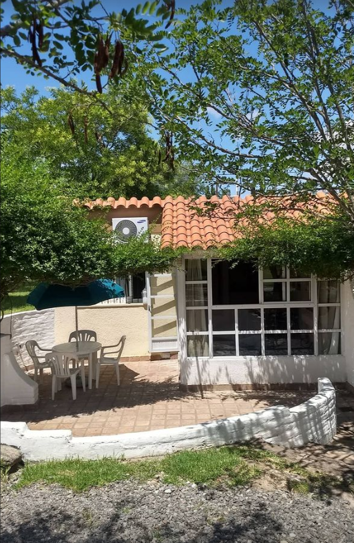 Exterior de cabaña con galería