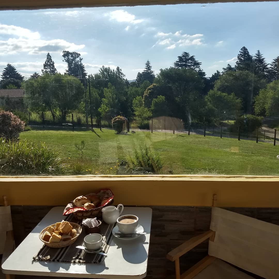 Parque verde con sierras