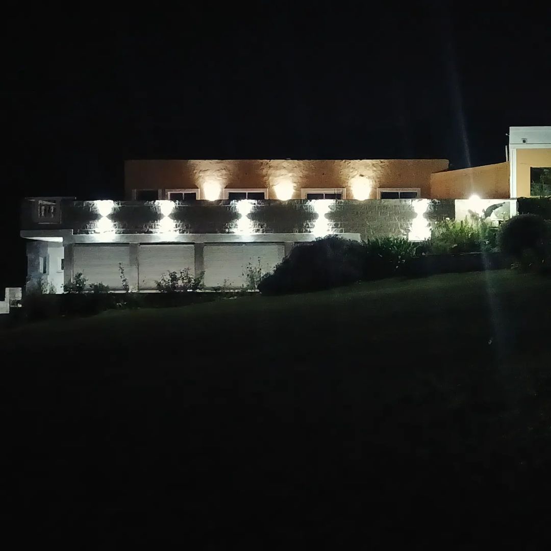 Piscina iluminada de noche
