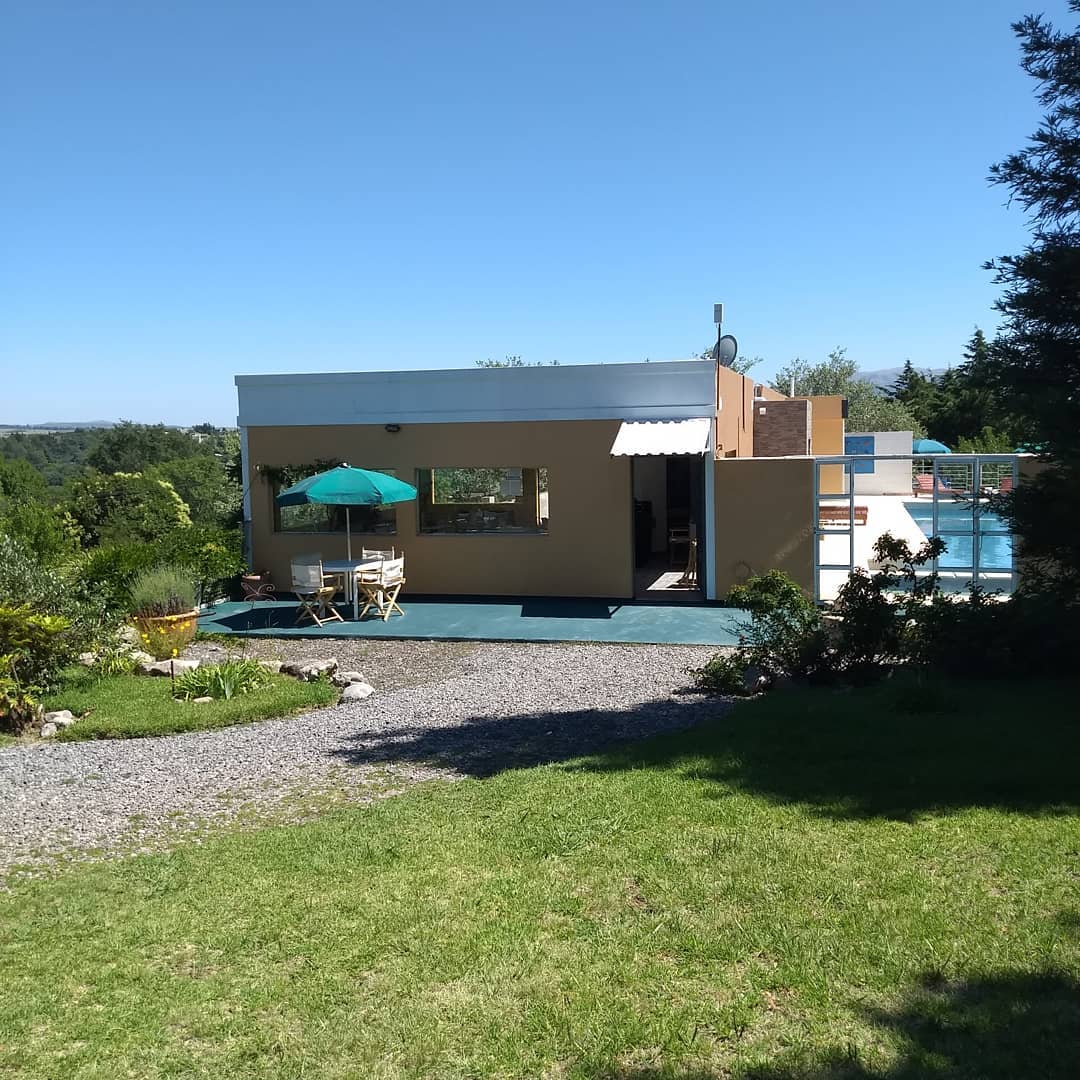 Jardín, cabañas y piscina de Ananda Kanan en Villa Giardino